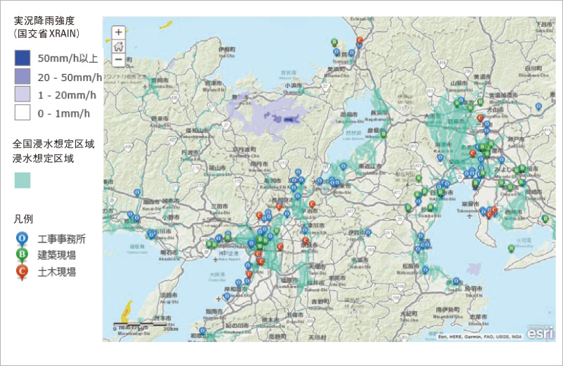 図版：施工中現場位置と浸水想定区域・実況降雨強度を重ね合わせたリアルタイムハザード情報（実況降雨強度情報は防災科学技術研究所が作成）