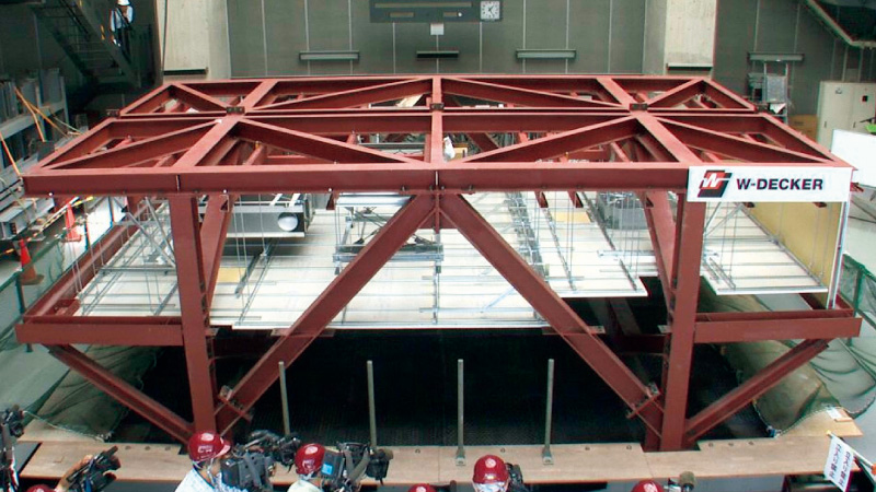 図版：大型振動台を用いた天井の耐震性検証の様子