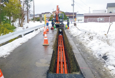 図版：公道を規制しながら，電力用管路を埋設した（現場撮影）