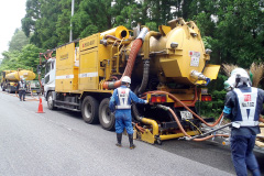 図版：高圧除染車による道路除染作業