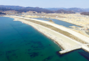 図版：砂浜再生工事では，施工延長1kmの砂浜を復旧した（2019年3月）