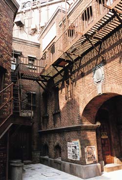 �ǂɓ\��ꂽ�|�X�^�[�̉������v�Z����Ă���