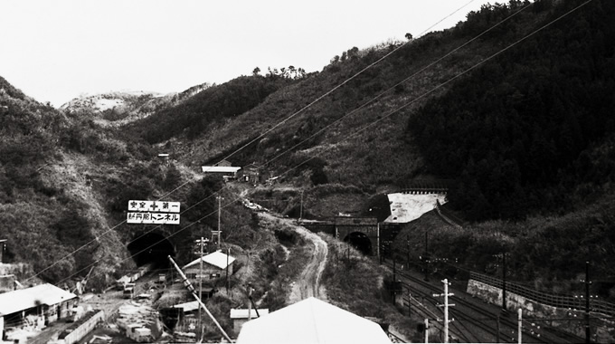 写真：着工当初の新丹那トンネル函南口付近（左）。旧丹那トンネルの体験を活かし，約4年という短期間に完成させた。50mほど離れて旧丹那三島口が見える