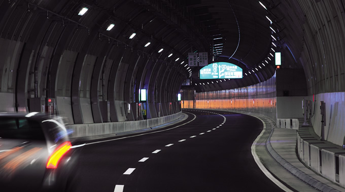 写真：3月に開通した首都高速道路山手トンネルの大橋JCT～西新宿JCT間。山手トンネルは首都高の渋滞解消の切り札として期待されている