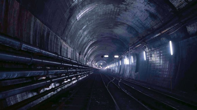 写真：世紀の長大トンネル「青函トンネル」は全長53.9km。作業坑で起きた大出水など多くの難関を突破しながら，1985年海峡中央部で本坑が貫通した