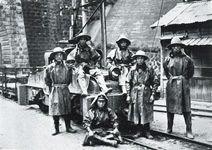 旧丹那トンネル工事に入坑する作業員の写真