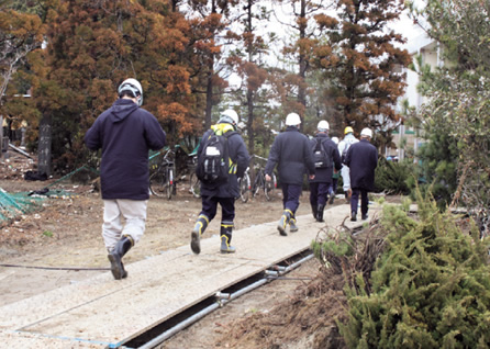 写真：被災調査に向かう社員