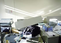 写真：執務室の被災状況（翌日撮影）