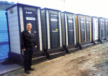 写真：被災地に設置された仮設トイレ。公共工事委員長を務める当社の村田専務も現地入りしている