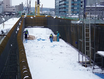 写真：PPC桁内での除雪作業