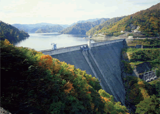 図版：奥只見ダム（新潟県魚沼市，福島県南会津郡檜枝岐村／発注者：電源開発）