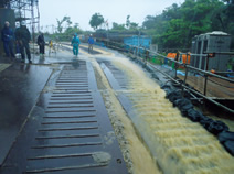 写真：雨が降ると社員や職長が総出で周囲の点検を行う