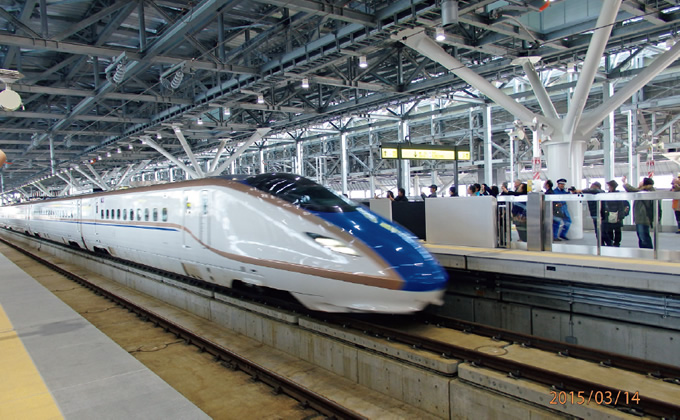 写真：富山駅に到着した東京発の一番列車「かがやき501号」