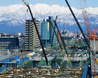 写真：建設中の富山駅高架橋