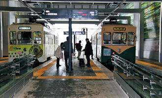 写真：富山駅に乗り入れる路面電車