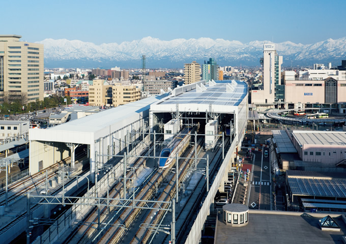 写真：富山駅高架上を走る新幹線