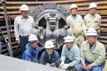 図版：男川浄水場JV工事の野崎所長や作業員たちと，推進工事が貫通した時に撮った記念写真