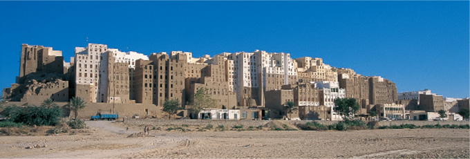 写真：砂漠に屹立するシバームの高層住宅