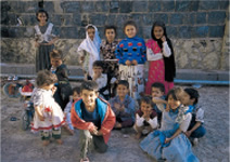 写真：写真を撮って！と，人懐こい笑顔を見せるイエメンの子どもたち