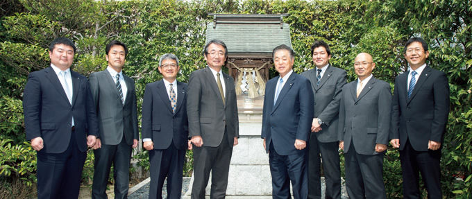 出席者一同，東北支店敷地内「竹駒神社 鹿島御分霊社」で，東北の早期復興と工事の安全を祈った