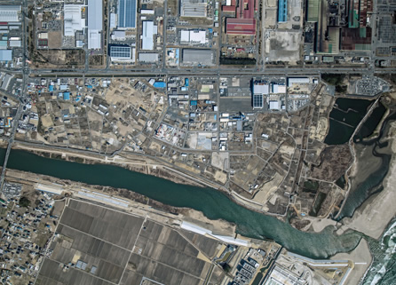 写真：河川とその上部直線道路との間が概ねの事業区域
