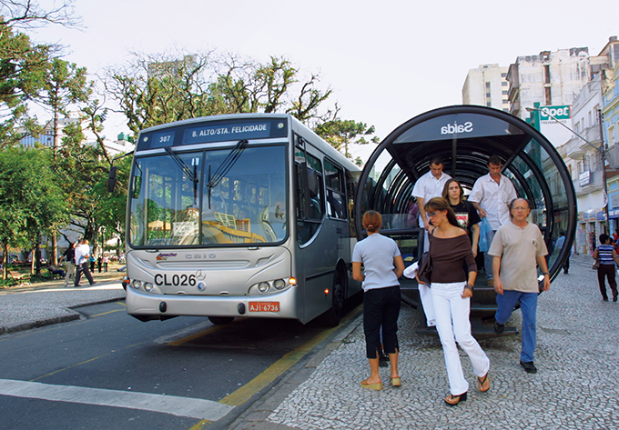 写真：銀色のバスは特定の目的地への直行便