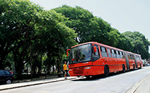 写真：乗客の多い路線の輸送を担う3連節車両の幹線バス