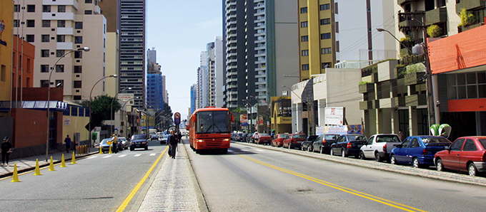 写真：路線バスを優遇する「トライナリー・システム」は，市民の足の安全安心を守る先駆的なインフラのかたち