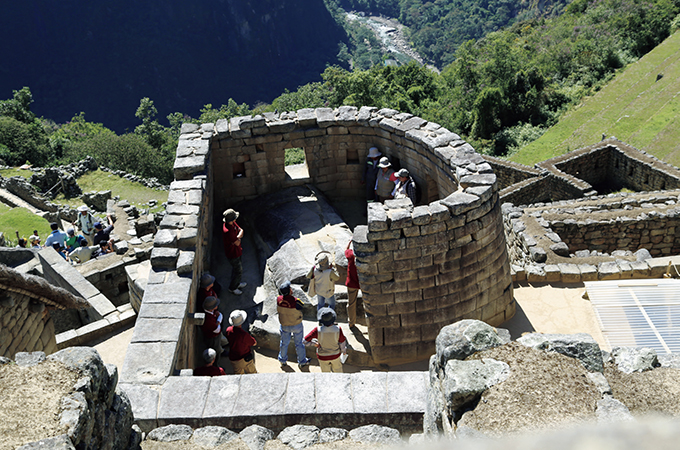 写真：マチュピチュの建物のなかで唯一，曲線状に石が積まれた太陽の神殿