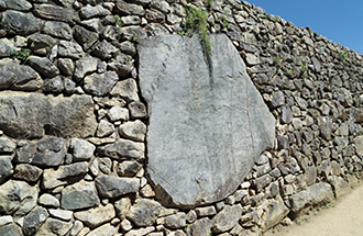 写真：自然の大きな岩をそのまま削り出し，周囲に小さな石を積んでできた強固な石組み