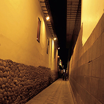 写真：インカの石組みが残るクスコの路地