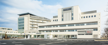 写真：仙台オープン病院 救急センター棟。左奥は既存棟