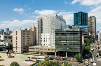 写真：全体で535床をもつ東京都済生会中央病院全景