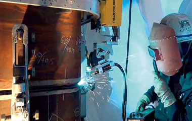 図版：鉄骨溶接ロボットによる角柱の四隅アール部の溶接