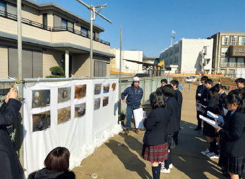 図版：工事現場で発掘された埋蔵文化財調査の見学会