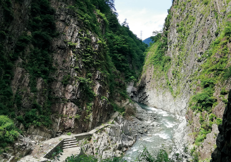 図版：柱状節理の岩肌と清流が美しい清津峡
