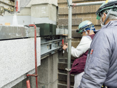 図版：石の庇部の復原作業中