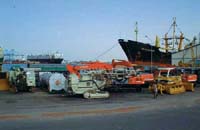ジブチ港に着いた重機や設備