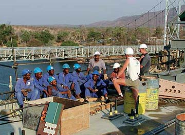 南アフリカ人のエンジニアが現地作業員を指導
