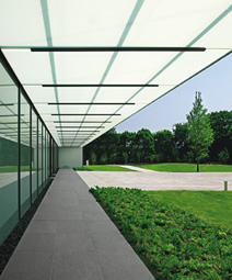 写真：エントランスのガラス庇と緑のオープンスペース