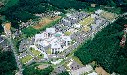 写真：日高キャンパス全景。手前に建つ国際医療センターは，基軸となるメディカルモールに各センターがプラグインする