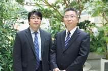 写真：濱野拓微グループリーダー（左）, 岡部光一課長（右）