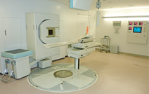写真：治療室。加速された炭素イオンを患者さんに照射する
