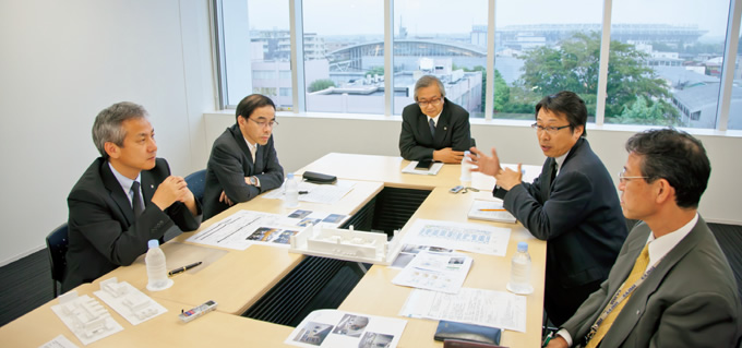 写真：研究棟会議室で座談会が開催された