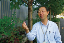 写真：植栽の説明を行う高山晴夫上席研究員
