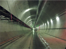写真：トンネル内部（二次覆工完了時）