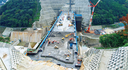 写真：湯西川ダム（栃木県日光市）にはICT施工管理システムの技術が適用された
