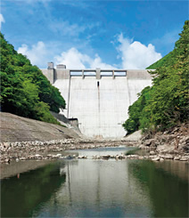写真：10月6日に完成式が行われた湯西川ダム全景