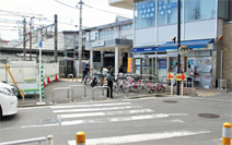 写真：長津田駅北口には駅前広場が整備されていない