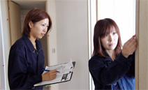 写真：検査をおこなう倉光麻利子さん（左）と青木雅子さん